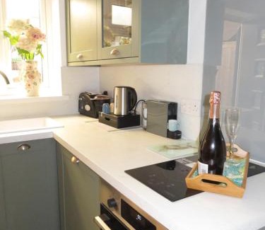 Bletchley Apartment | Modern Retreat - 5 minute walk to retail park!