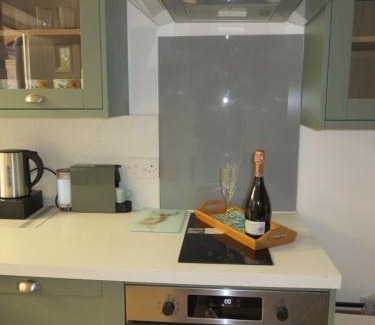 Bletchley Apartment | Modern Retreat - 5 minute walk to retail park!