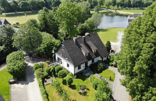 Wiemeringhausen House | Modern retreat by the lake