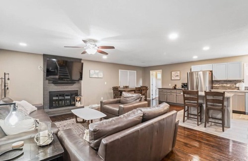 Mission House | Modern Retreat in Overland Park/Mission: Fully Updated Home with Spacious Yard, Perfect for Extended Stays in Kansas City