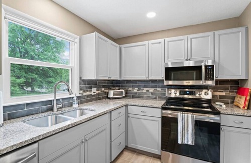 Mission House | Modern Retreat in Overland Park/Mission: Fully Updated Home with Spacious Yard, Perfect for Extended Stays in Kansas City