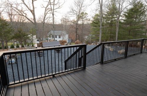 East Stroudsburg House | Modern Retreat Poconos 3BR Fire Pit Skiing