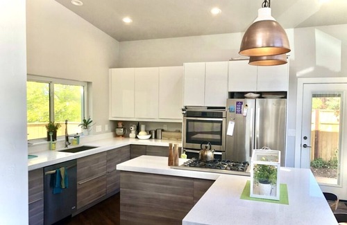 Olympus Cove House | Modern Retreat with Views! Hike, Golf, Ski & Games - Sleeps 8