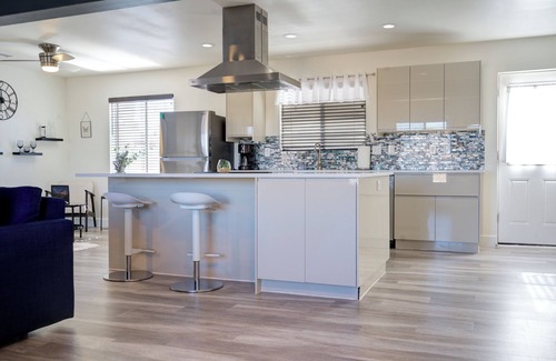 Page House | Modern Retreat with free EV Charging, Games & Fire Pit