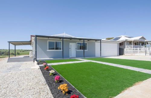 Nunile House | Modern Retreat with Stunning Panoramic Views