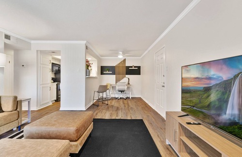 Vickery Meadow House | Modern Ritzy Haven