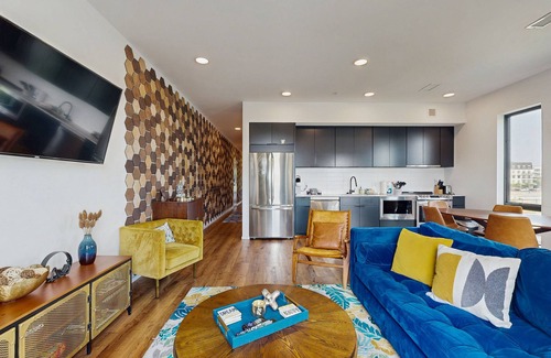 North Capitol Condo | Modern river-view condo with balcony & WiFi - walk to downtown & attractions