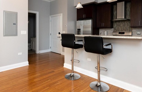 River West Apartment | Modern River West 2BR with W&D by Zencity