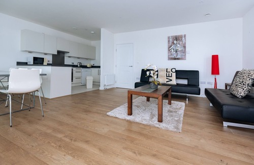 Peninsula Apartment | Modern riverfront 3 bedroom apartment Ref:0130