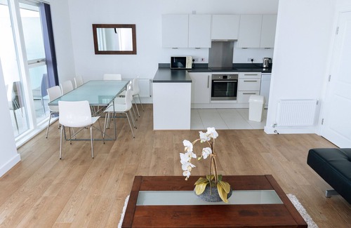 Peninsula Apartment | Modern riverfront 3 bedroom apartment Ref:0130