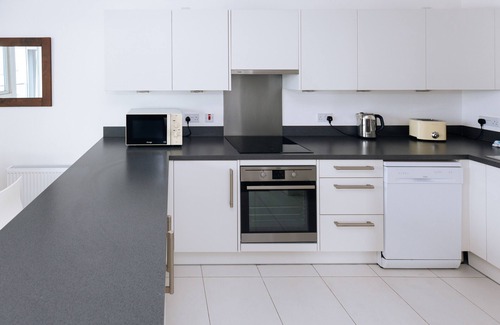 Peninsula Apartment | Modern riverfront 3 bedroom apartment Ref:0130