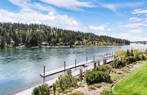 Coeur d'Alene Apartment | Modern riverfront condo with patio, grill, fireplace, & washer/dryer