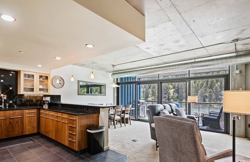 Coeur d'Alene Apartment | Modern riverfront condo with patio, grill, fireplace, & washer/dryer