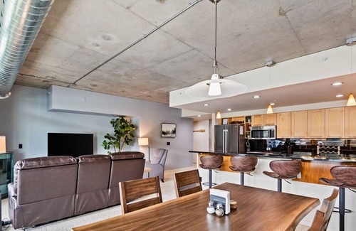 Coeur d'Alene Apartment | Modern riverfront condo with patio, grill, fireplace, & washer/dryer