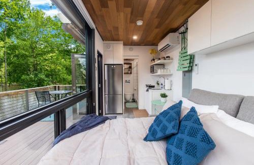 Rileyville House | Modern Riverside Cabin w Hot Tub Fire Pit Kayaks