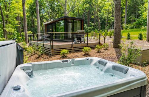 Rileyville House | Modern Riverside Cabin w Hot Tub Fire Pit Kayaks
