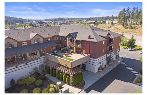 Coeur d'Alene Apartment | Modern Riverstone Condo with Grand Deck - Steps to Shops, Restaurants, Trails and River