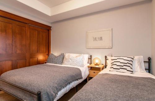 Coeur d'Alene Apartment | Modern Riverstone Condo with Grand Deck - Steps to Shops, Restaurants, Trails and River