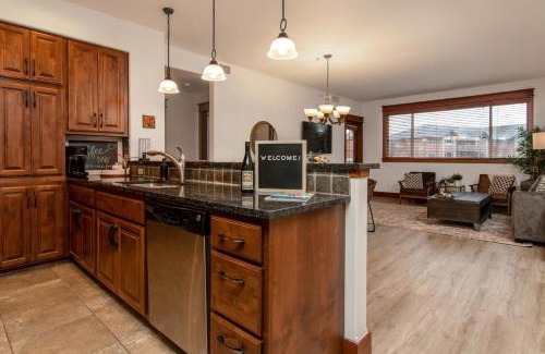 Coeur d'Alene Apartment | Modern Riverstone Condo with Grand Deck - Steps to Shops, Restaurants, Trails and River