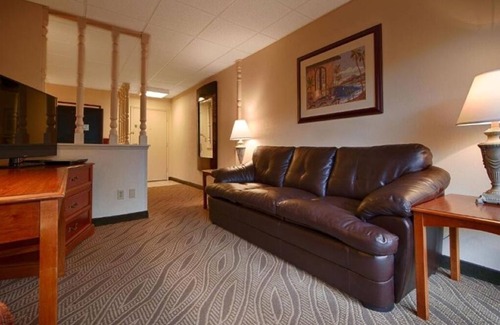 Moorings Hotel | Modern Room Close to Naples Botanical Garden – 5 Miles