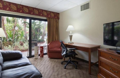 Moorings Hotel | Modern Room Close to Naples Botanical Garden – 5 Miles