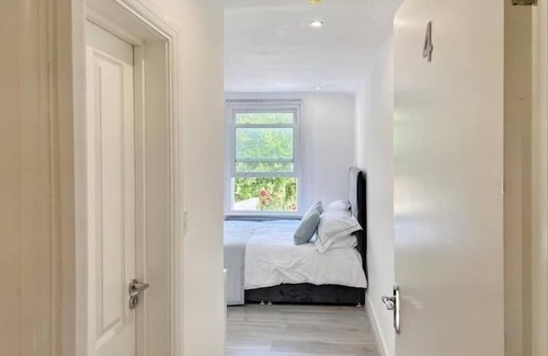 Harlesden Apartment | Modern Room in Centrally Located- Room 4