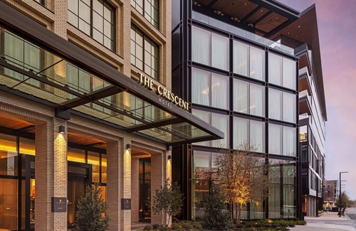 Fort Worth Cultural District Hotel | Modern Room w/Balconies Perfect for Art Enthusiasts