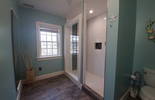 Trappe Bed & Breakfast | Modern room with walk in shower and kitchenette