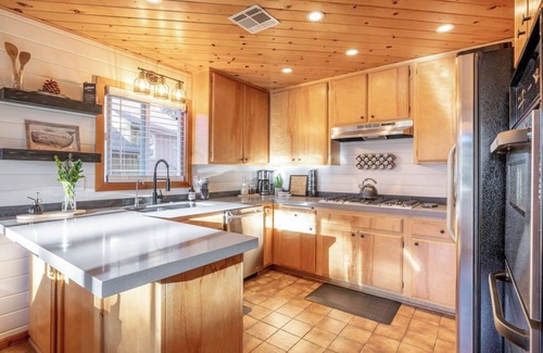 Moonridge Cabin | MODERN RUSTIC CABIN W/SPA, WALKING DISTANCE TO SKI RESORT, ZOO & GOLF COURSE