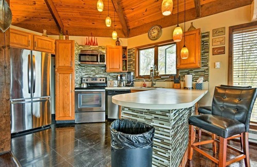 Bushkill Cabin | Modern Rustic Mountain House! Pool Table, 5 TVs, WiFi, Linens/Towels,A/C,FirePit