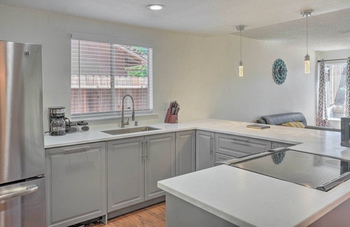 Sacramento House | Modern Sacramento Home w/ Yard: 12 Mi to Dtwn