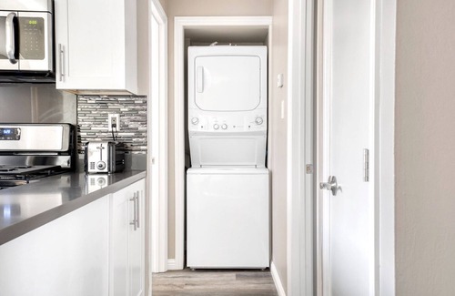Central San Mateo Apartment | Modern San Mateo 1BR w/Pool & W/D, easy access to 101, by Blueground