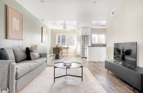 Central San Mateo Apartment | Modern San Mateo 1BR w/Pool & W/D, easy access to 101, by Blueground