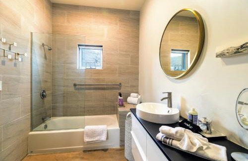 Santa Fe Apartment | Modern Santa Fe Baca Railyard Apartment with Terrace