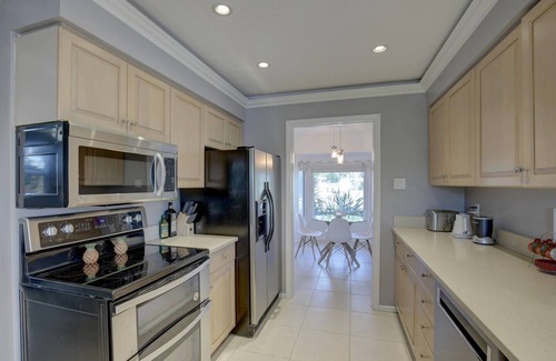 South Gate Ridge House | Modern Sarasota Lakefront Retreat – 6 Miles to Siesta Key & Downtown
