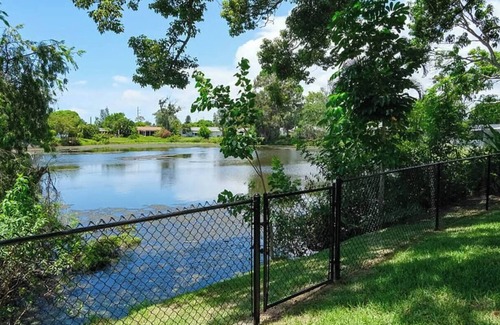 South Gate Ridge House | Modern Sarasota Lakefront Retreat – 6 Miles to Siesta Key & Downtown