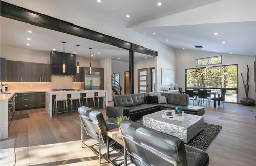 Truckee House | Modern Schaffer's Mill Home Minutes From Northstar & Downtown