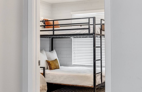 Tempe House | Modern Scottsdale / Tempe Border! Sleeps 13+ Pool