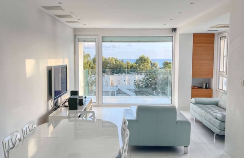 Germasogeia Apartment | Modern seafront apartment