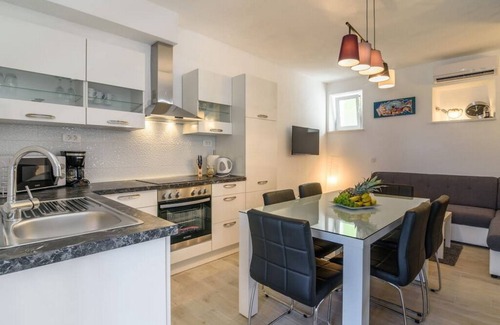 Arbanija Apartment | Modern seafront apartment with hot tub