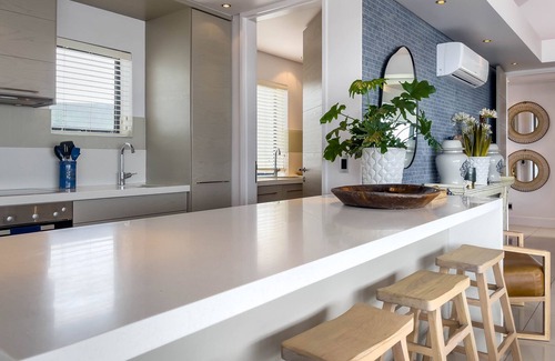 Hermanus City-Centre Apartment | Modern Seafront Penthouse walking distance to shops and restaurants