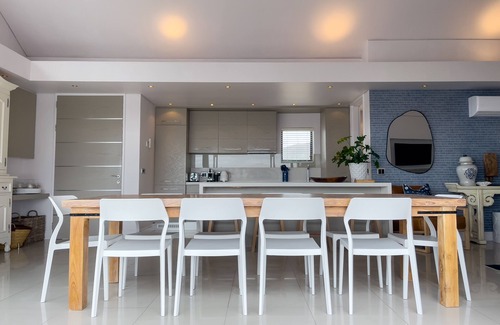 Hermanus City-Centre Apartment | Modern Seafront Penthouse walking distance to shops and restaurants