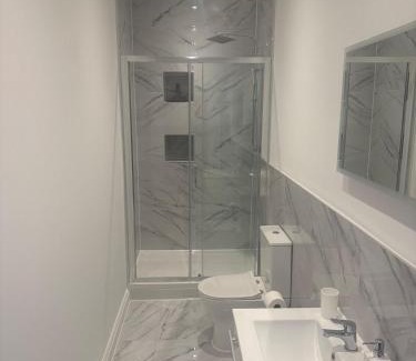 Torquay City Centre Apartment | Modern Seaside Flat - Walk to Torquay Beach