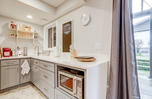 North College Park Apartment | Modern Seattle Apartment ~ 2 Mi to Green Lake!