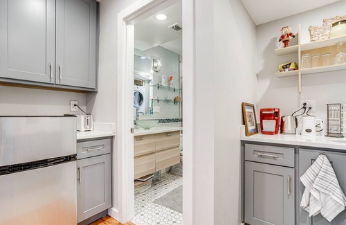 North College Park Apartment | Modern Seattle Apartment ~ 2 Mi to Green Lake!