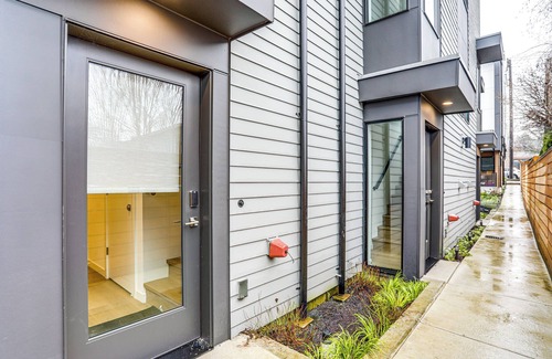 Holly Park Apartment | Modern Seattle Townhome: Walk to Light Rail!