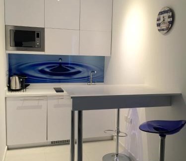 Agios Tychon Apartment | Modern Seaview Beach Studio Limassol