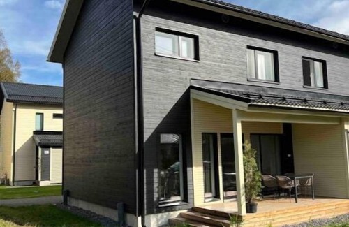 Vantaa House | Modern semi-detached house near the airport,free parking
