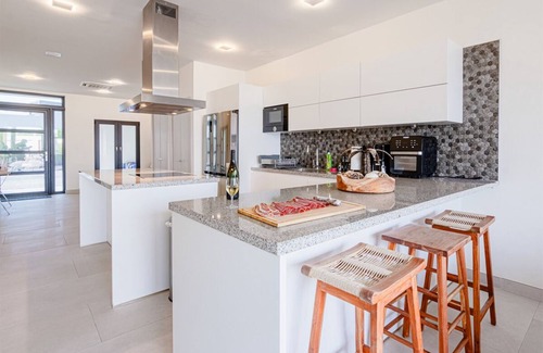 Malmok House | Modern Shore house in Catalina Aruba with pool. Walk to the best snorkel spots.n