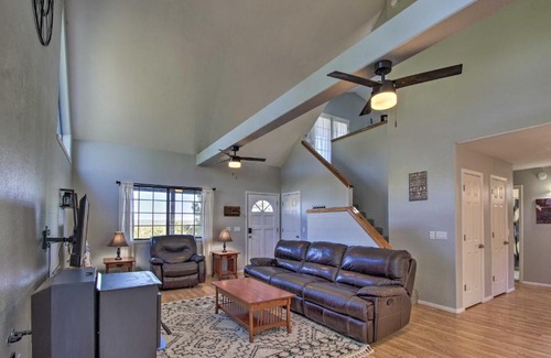 Timberland Acres House | Modern Show Low Retreat with Deck and Mtn Views!